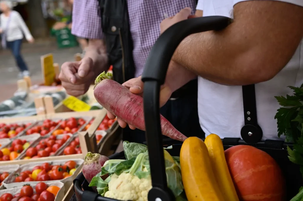 Nahaufnahme Einkäufer auf Gemüsemarkt