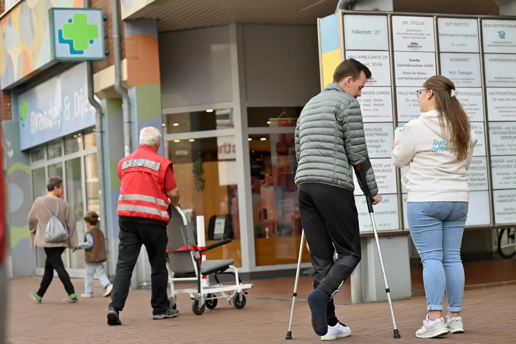 Strassenszene vor einem Gesundheitszentrum